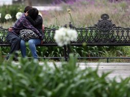 Estos jóvenes siguen viviendo con los padres y evitan instalarse en un domicilio con su pareja, asegura psicóloga del Centro Universitario de Ciencias de la Salud (CUCS). NTX / ARCHIVO