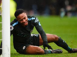 Sterling se lamenta tras fallar una ocasión clara que pudo haber significado el triunfo para los Citizens. AFP/O. Scarff