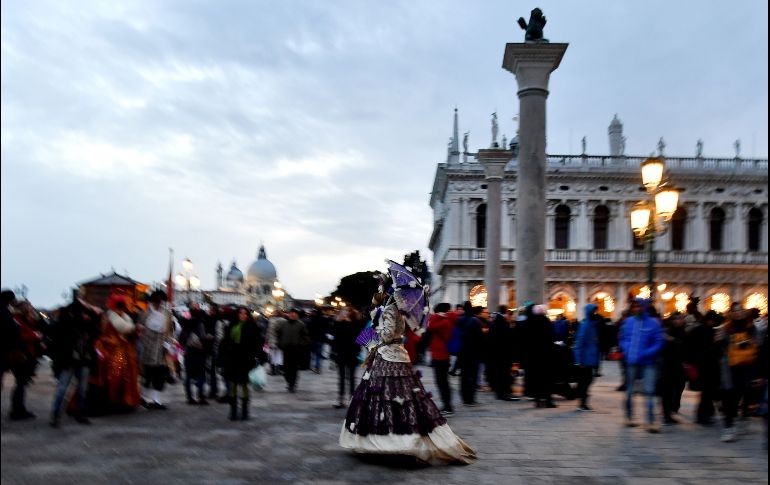 El evento está considerado entre los más elegantes del mundo y enfatiza el renacimiento de los orígenes de Venecia. AFP/ T. Fabi