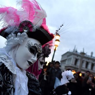 Fotogalería: Con máscaras celebran carnaval en Venecia