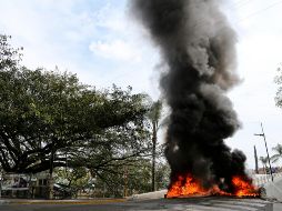 Registran bloqueos y quema de llantas en Ocotlán