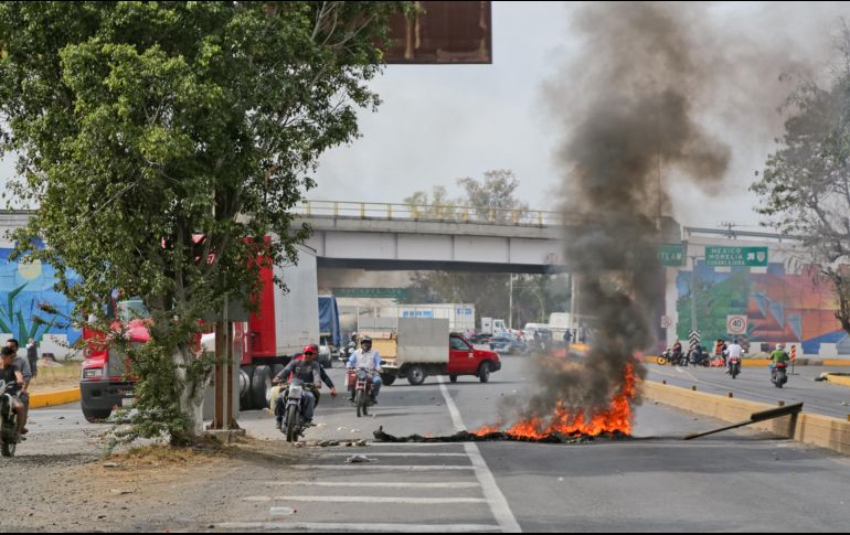 Este sábado, manifestantes civiles bloquearon las principales calles y la carretera Santa Rosa-La Barca. ESPECIAL / Roberto Puga