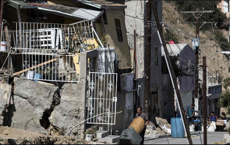 Medio centenar de casas fueron etiquetadas como sitios de alto riesgo, decenas se han caído y la cuenta sigue.  AFP / G. Arias