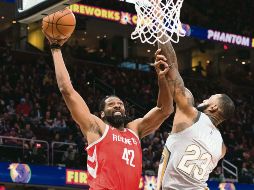 Superados. Nene Hilario (#42), de los Rockets, intenta encestar ante la marca de LeBron James, de los Cavaliers. AFP