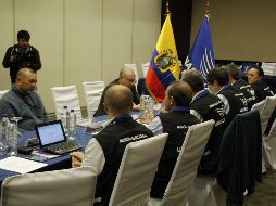 Fotografía cedida por la Unasur que muestra una reunión de observadores que acompañarán la consulta popular ecuatoriana. EFE/UNASUR