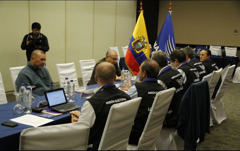 Fotografía cedida por la Unasur que muestra una reunión de observadores que acompañarán la consulta popular ecuatoriana. EFE/UNASUR