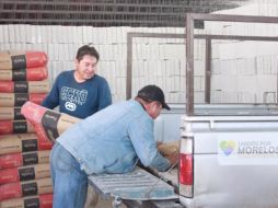 Los paquetes distribuidos incluyen materiales como bloques, mortero, cemento y pintura. TWITTER