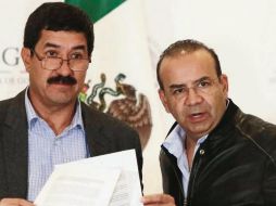 Firma. Javier Corral y Alfonso Navarrete, anoche en el anuncio del convenio entre el Gobierno de Chihuahua y la Federación. ESPECIAL