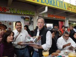 Algunas personas que se encontraban en el mercado se acercaron al precandidato para tomarle fotos o videos. SUN/L. CORTÉS