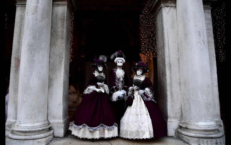 Asistentes al carnaval de Venecia se ven en la plaza de San Marcos. AFP/. Fabi