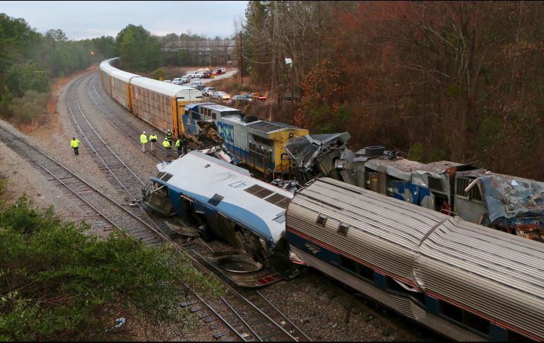 Labores de investigación en el sitio donde chocó un tren de pasajeros con otro de carga en el estado de Carolina del Sur. Dos personas murieron. AP/The State/T. Dominick