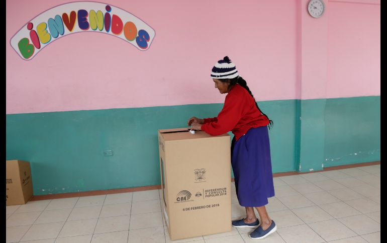 Una mujer vota en Quito, Ecuador. Este domingo se realiza consulta popular y referéndum, que incluye una pregunta sobre la posible eliminación de la reelección indefinida. AFP/D. Ochoa
