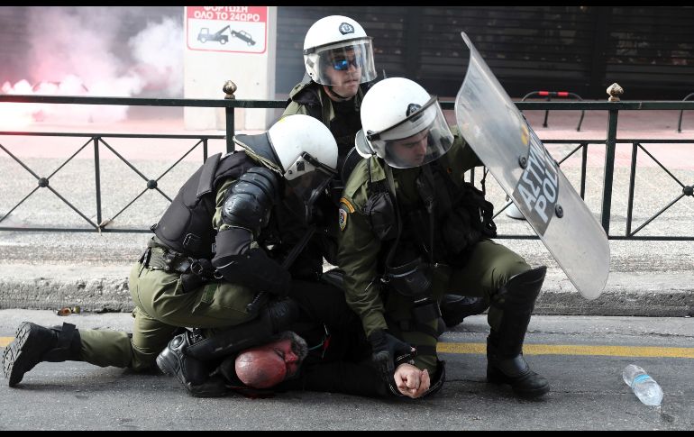 Policías antimotines detienen a un manifestante en Atenas, Grecia, durante una riña en la jornada de protesta contra el uso del nombre de Macedonia por parte de país balcánico, un compromiso que el gobierno griego está barajando. AP/P. Giannakouris
