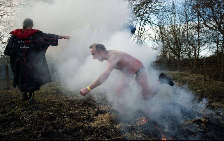 Un hombre salta sobre fuego al participar en la competencia de resistencia 