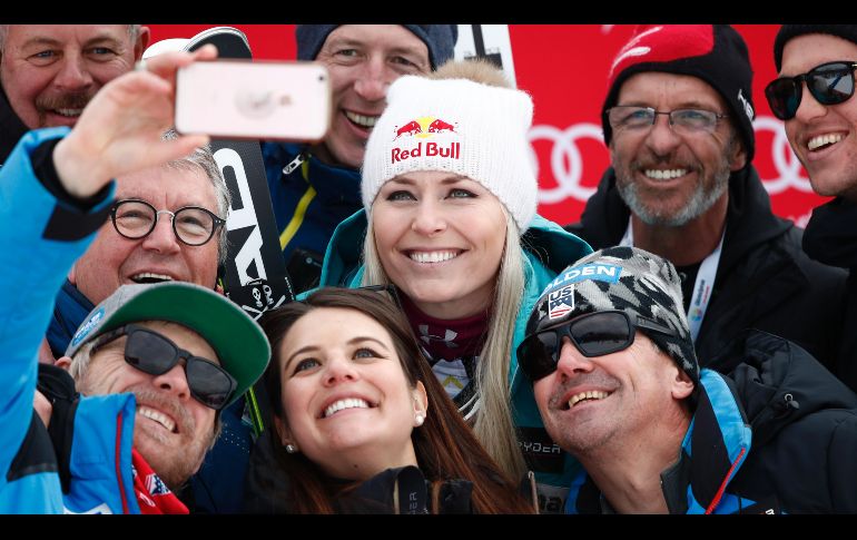La estadounidense Lindsey Vonn celebra con su equipo tras ganar en la prueba de descenso en Garmisch Partenkirchen, Alemania, dentro de la copa de esquí alpino. AP/G. Facciotti