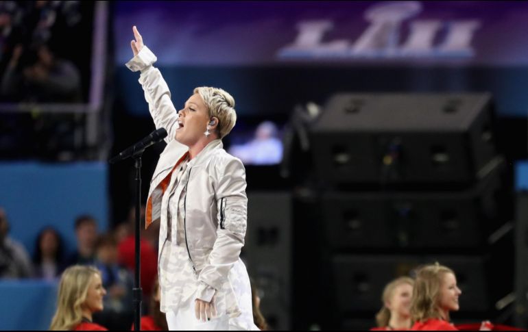 La cantante Pink cumplió un sueño de juventud al interpretar esta tarde el himno de Estados Unidos previo al Super Bowl LII. AFP / R. Carr
