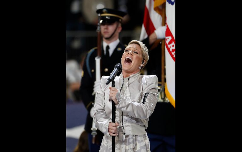 La cantante Pink interpretó el himno de Estados Unidos en la ceremonia previa al Super Bowl LII.