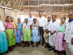 Acompañado por el precandidato a la gubernatura, Miguel Ángel Yunes Márquez, Anaya dijo que van a resolver los problemas de los ciudadanos. TWITTER / @RicardoAnayaC