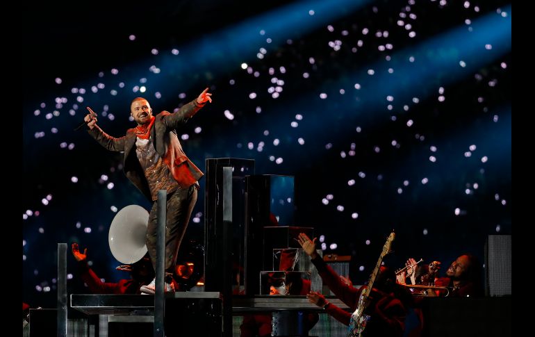 Justin Timberlake se presenta en el espectáculo de medio tiempo del Super Bowl.