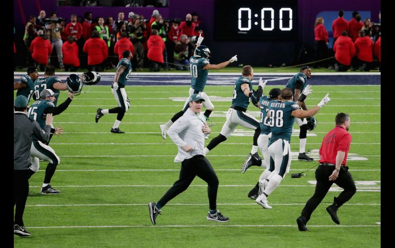 Jugadores de los Eagles festejan al concluir el encuentro. Los Eagles ganaron 41-33 para llevarse su primer Super Bowl. AFP/S. Lecka
