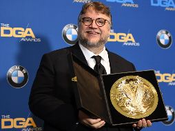 Guillermo del Toro. El cineasta tapatío posa con el reconocimiento entregado por la DGA. AFP/R. Beck