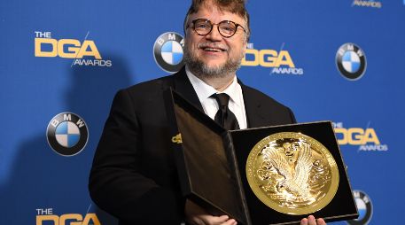Guillermo del Toro. El cineasta tapatío posa con el reconocimiento entregado por la DGA. AFP/R. Beck