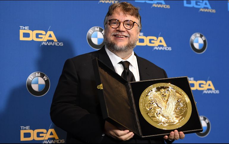 Guillermo del Toro. El cineasta tapatío posa con el reconocimiento entregado por la DGA. AFP/R. Beck