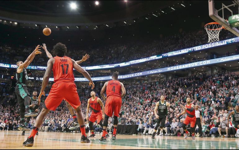Tiro ganador. Al Horford  realiza su disparo de tres puntos que le dio el triunfo a los Celtics sobre Portland. AP