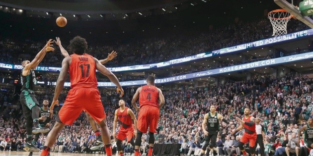 Triple de Horford da victoria a los Celtics