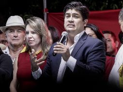 El candidato presidencial por el Partido Acción Ciudadana (PAC), Carlos Alvarado (d), acompañado de su esposa Claudia Dobles (c) y del fundador del partido y actual dipitado Otton Solís (i), se dirige a sus seguidores. EFE/A. Otárola