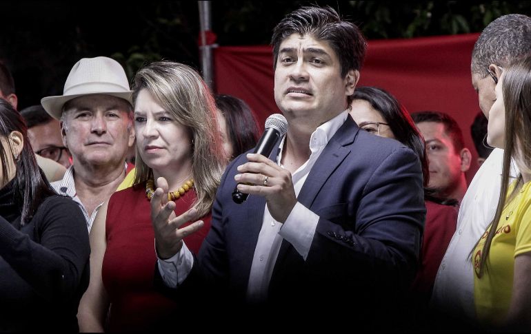 El candidato presidencial por el Partido Acción Ciudadana (PAC), Carlos Alvarado (d), acompañado de su esposa Claudia Dobles (c) y del fundador del partido y actual dipitado Otton Solís (i), se dirige a sus seguidores. EFE/A. Otárola