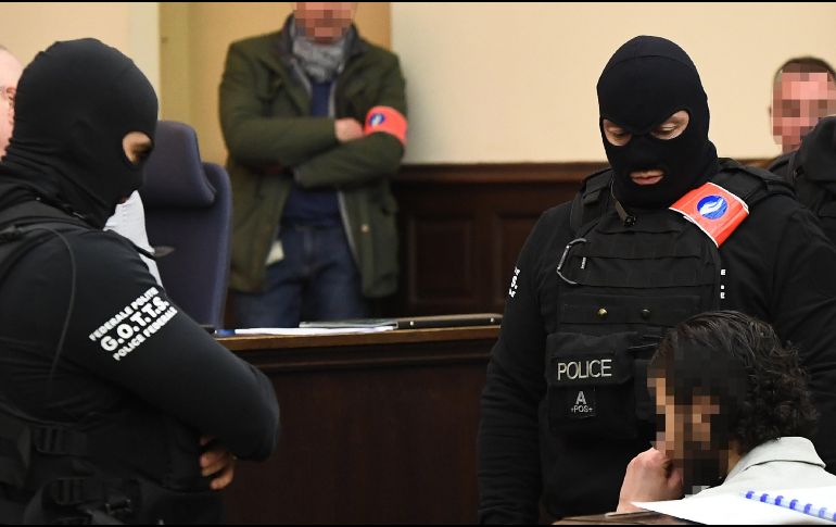 Agentes de policía enmascarados permanecen junto a Salah Abdeslam (d), durante su juicio en el Palacio de Justicia de Bruselas. EFE/E. Dunand