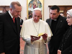 El papa Francisco (2i) recibe en audiencia al presidente turco, Recep Tayyip Erdogan (i), y a su mujer, Emine Erdogan (d), en el Vaticano. EFE/A. Di Meo