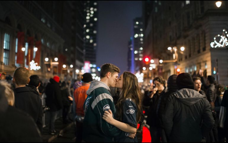 En otros lugares de la urbe, la fiesta fue más tranquila. En la imagen, una pareja celebra el triunfo de Eagles con un beso. AP /