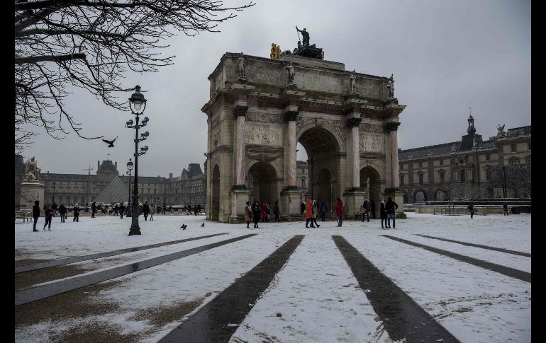 Los monumentos parisinos más emblemáticos, como el Arco del Triunfo, lucen con un toque especial durante las nevadas de este 5 de febrero.  AFP / C. Archambault