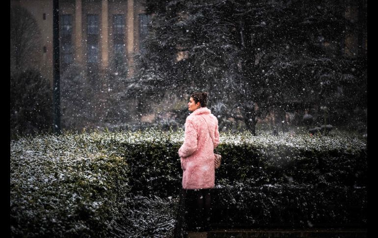 Una mujer camina junto al Place du Trocadero de París en un inicio de semana con temperaturas cercanas a los cero grados. AFP / L. Bonaventre