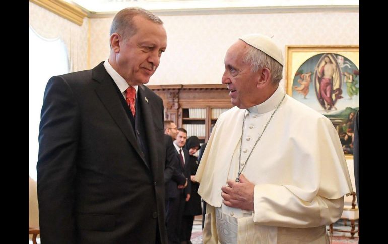El presidente turco Recep Tayyip Erdogan (i) se reúne con el Papa Francisco en el Vaticano. Erdogan es el primer presidente turco en visitar el Vaticano en casi seis décadas. AP/A. Di Meo