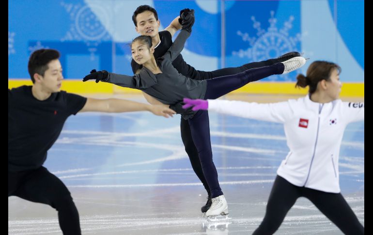 Los norcoreanos Ryom Tae Ok y Kim Ju Sik (c) practican junto a los surcorenos Kim Kyu-eun (frente d) y Alex Kam, durante una práctica en Gangneung, Corea del Sur, a los Juegos Olímpicos de Invierno. AP/F. Dana