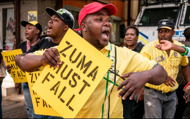 Seguidores del vicepresidente del Congreso Nacional Africano, Cyril Ramaphosa, expresan su apoyo afuera de las oficinas del partido en Johannesburgo, Sudáfrica, en una protesta contra el presidente y miembro del partido Jacob Zuma. AFP/M. Longari