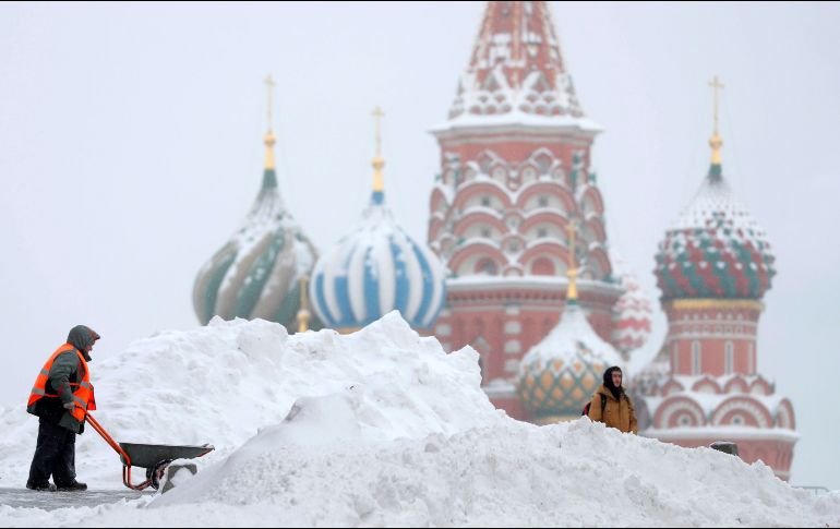 Un trabajador quita la nieve en la Plaza Roja de Moscú, Rusia. La llamada 