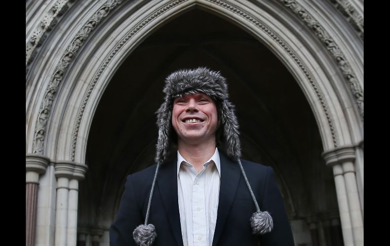 El estudiante británico Lauri Love se ve afuera del Tribunal Superior en Londres. El presunto hacker, cuya extradición reclamaba Estados Unidos por haber robado información de agencias norteamericanas, ganó hoy un recurso de apelación. AFP/D. Leal-Olivas