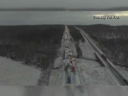 La cantidad inicial de nieve ligera que se derritió en las carreteras se hizo hielo cuando las temperaturas alcanzaron el punto de congelación. YOUTUBE / Noticias Telemundo
