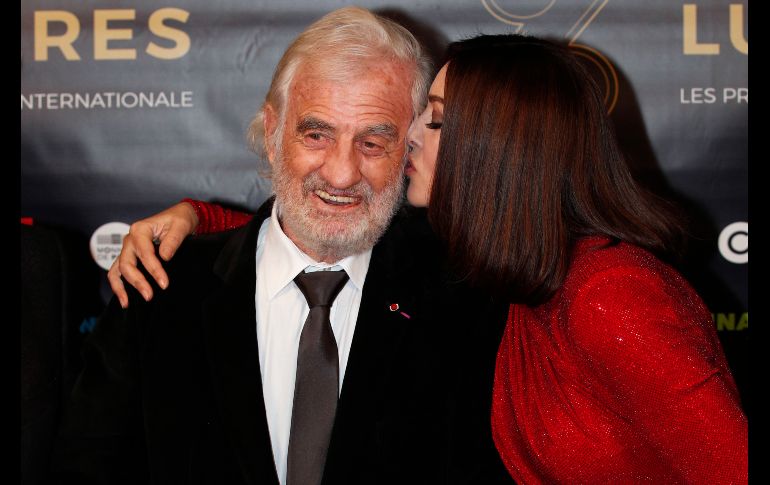 El actor Jean Paul Belmondo y la actriz Monica Bellucci posan previo a la ceremonia de los premios Lumieres en París, Francia. AP/F. Mori