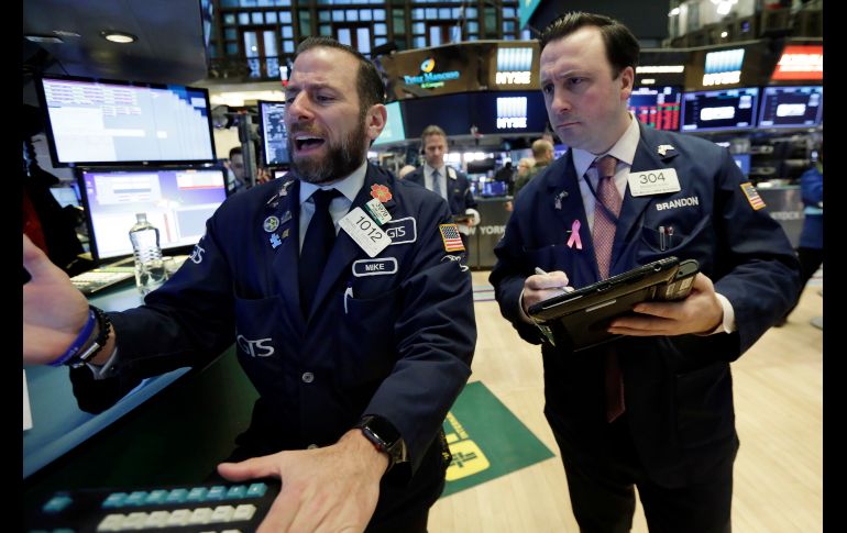 Corredores reaccionan en el piso de la Bolsa de Valores de Nueva York. Momentos de pánico se vivieron en Wall Street el lunes, donde el índice Dow Jones  perdió 4.60% y el Nasdaq cayó 3.78. AP/R. Drew