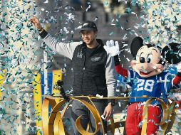 El quarterback de los Eagles, Nick Foles, estuvo acompañado de Mickey Mouse durante el tradicional desfile en Magic Kingdom. EFE