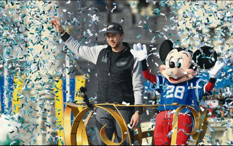 El quarterback de los Eagles, Nick Foles, estuvo acompañado de Mickey Mouse durante el tradicional desfile en Magic Kingdom. EFE