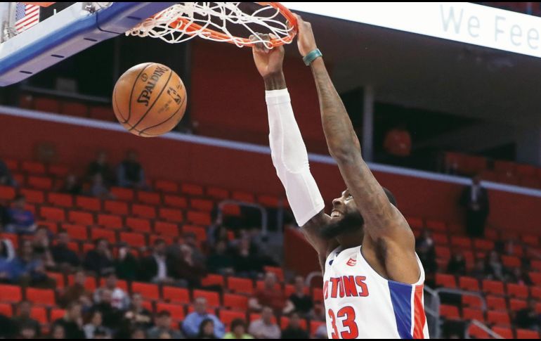 Willie Reed, de los Pistons de Detroit, clava el balón para sumar dos puntos a la cuenta de su equipo, que ayer venció a los Trail Blazers de Portland. AP