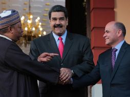 Nicolás Maduro con Mohammed Barkindo, secretario general de la OPEP, y Manuel Quevedo, ministro venezolano de Petróleo. EFE