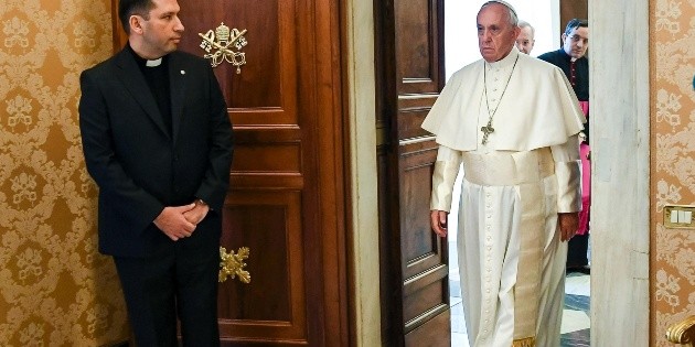 El Papa alerta sobre "charlatanes" con m&aacute;gicas soluciones al sufrimiento