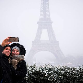 Torre Eiffel cierra por nevada en París